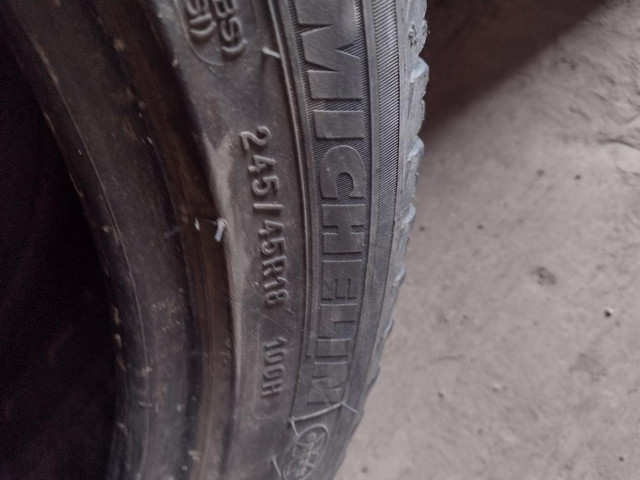 2 pneus d hiver 245/45r18 Michelin en bon état in Tires & Rims in Lévis - Image 2
