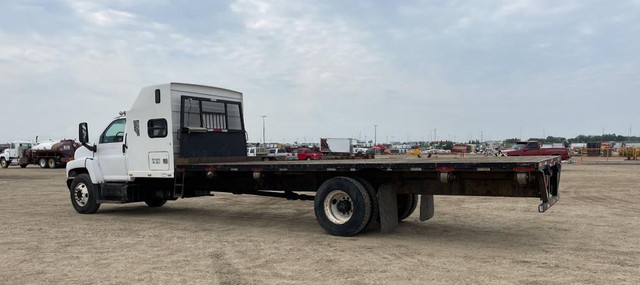 2005 GMC C7500 4x2 Sleeper Flatbed Truck Parting Out in Heavy Equipment Parts & Accessories in Alberta - Image 2