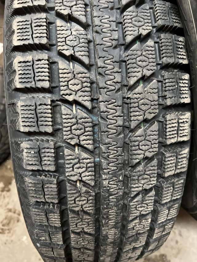 2 pneus d'hiver P235/60R18 107S Toyo Observe GSi5 8.5% d'usure, mesure 11-11/32 in Tires & Rims in Québec City