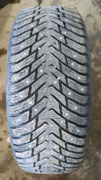 1 pneu dhiver P215/55/17 98T Nokian Hakkapeliitta 8 37.0% dusure, mesure 8/32, a clous