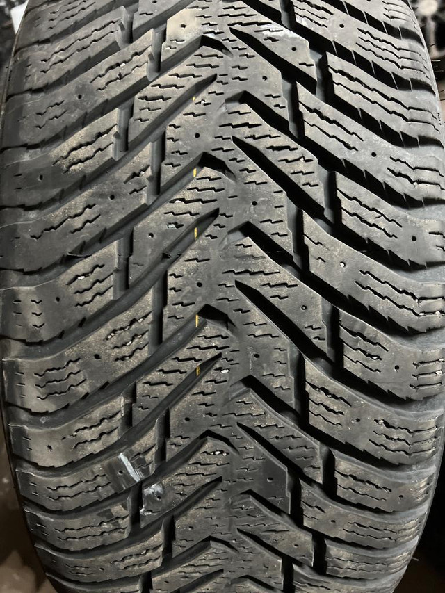 4 pneus d'hiver P225/40R19 93T Nokian Hakkapeliitta 8 32.0% d'usure, mesure 9-9-9-9/32 in Tires & Rims in Québec City