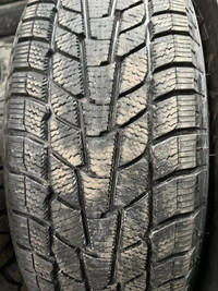 4 pneus dhiver P215/70R16 100T Motomaster Winter Edge 36.5% dusure, mesure 8-8-7-8/32