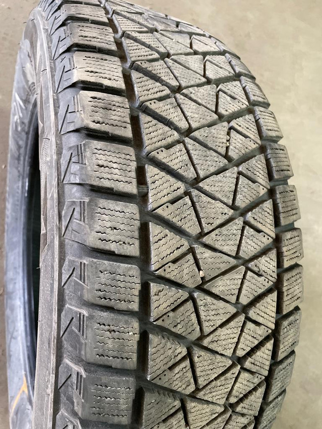 4 pneus dhiver P245/65R17 107S Bridgestone Blizzak DM-V2 34.0% dusure, mesure 7-8-9-10/32 in Tires & Rims in Québec City