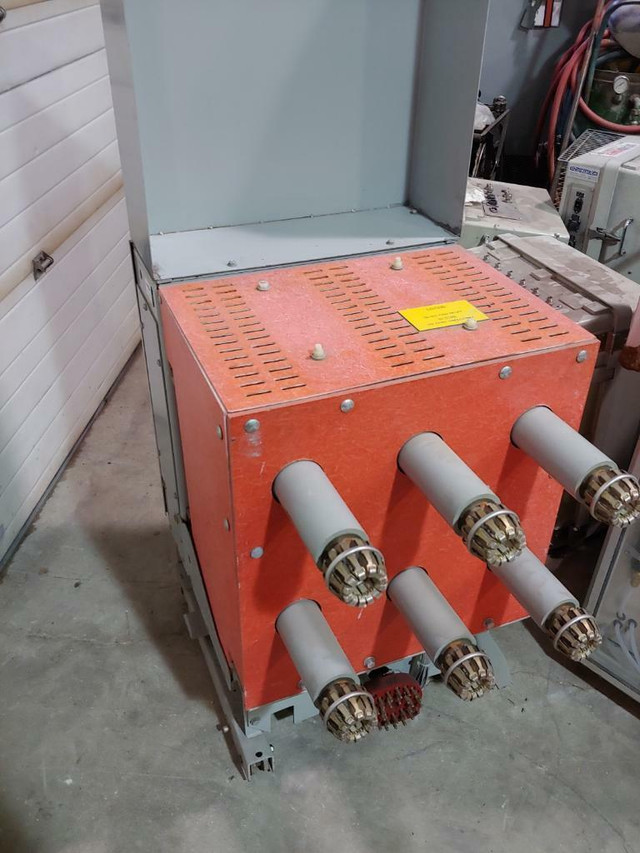 Square D Medium Voltage VR Type Breaker, 5 KV, 1200 AMP Rated in Other Business & Industrial - Image 2