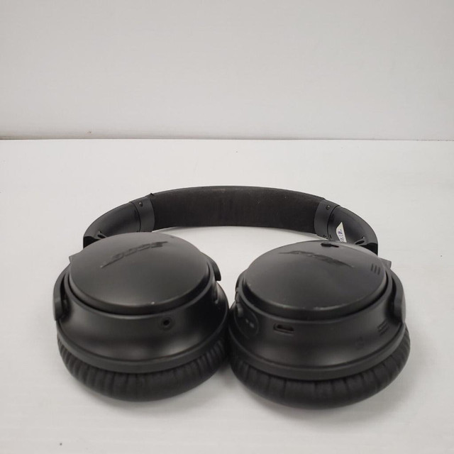 (30331-2) Bose 425948 Wireless Headphones in General Electronics in Alberta - Image 2