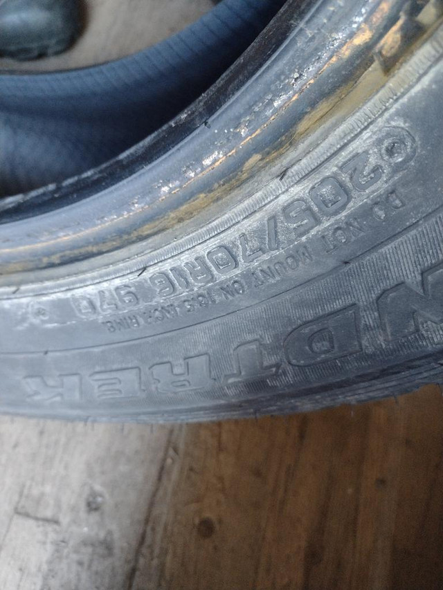 4 pneus d hiver 205/70r16 Dunlop en très bon état in Tires & Rims in Lévis - Image 2