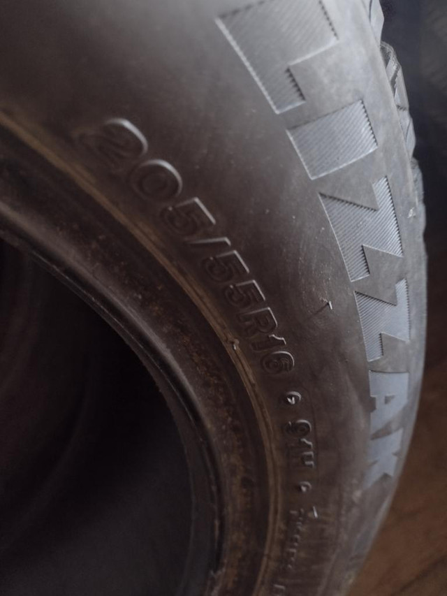 2 pneus d hiver 205/55r16 Bridgestone en bon état in Tires & Rims in Lévis - Image 2