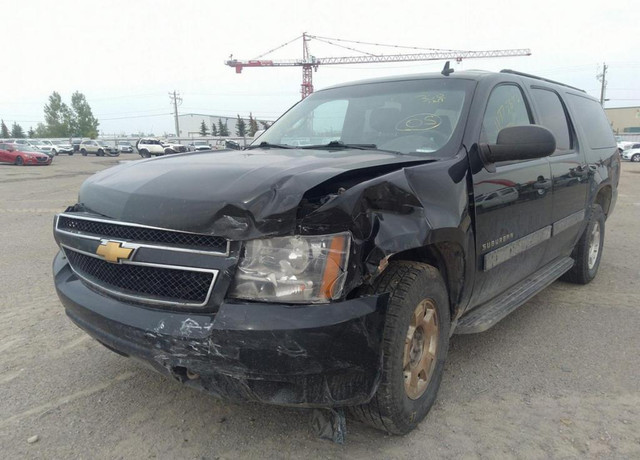 2014 Chevrolet Suburban 1500 4WD 5.3L For Parting Out in Auto Body Parts in Saskatchewan - Image 3