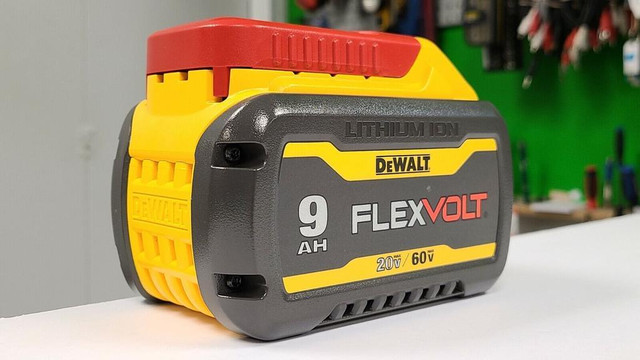 60V DeWALT FlexVolt 9Ah Li-Ion Battery in Power Tools in Calgary - Image 4