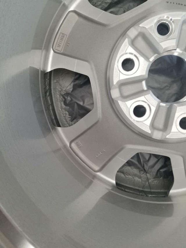 ONE ONLY. NOT FOUR      BRAND  NEW  IN BOX  CHEVY SILVERADO FACTORY OEM  18 INCH  ALLOY WHEEL .ONE ONLY.NO CENTER CAP in Tires & Rims in Ontario - Image 4