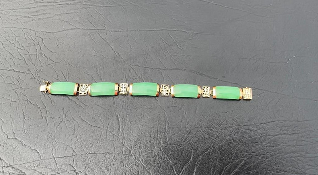 #377 - 14KT Yellow Gold, 31.43 Carat Green Apple Jade Bracelet 7.5” in Jewellery & Watches