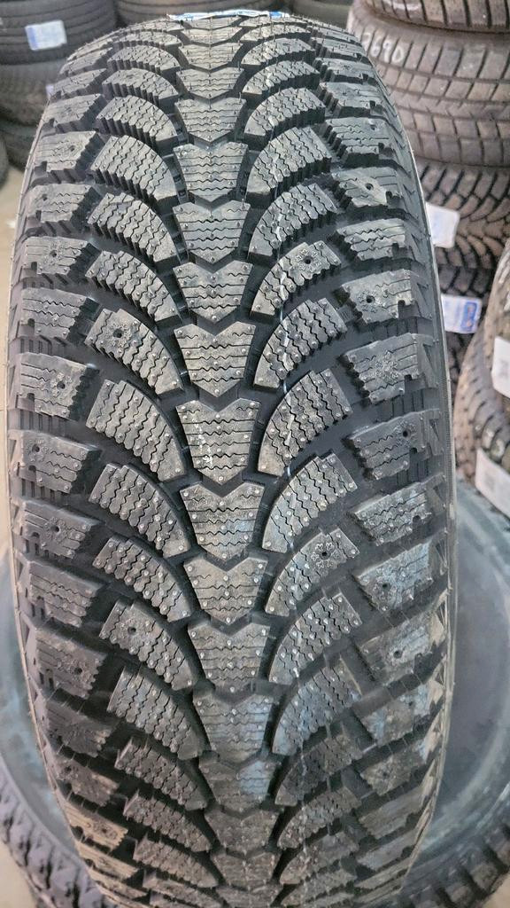 4 pneus dhiver neufs P235/65R17 104S Maxtrek Trek M900 ice in Tires & Rims in Québec City - Image 3