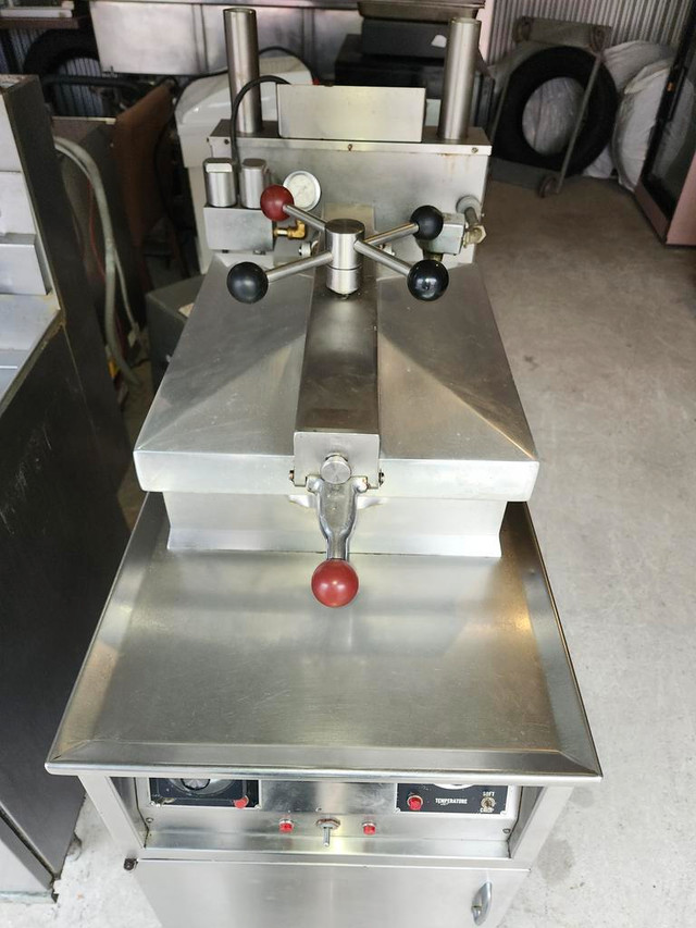 RARE*PROPANE*HENNY PENNY PRESSURE FRYER **ONLY**$3995 in Industrial Kitchen Supplies - Image 3