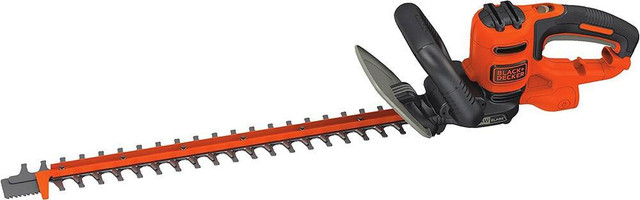 Trim hedges more efficiently! Black+Decker 22 Electric Hedge Trimmer With Sawblade dans Outils d'extérieur et entreposage