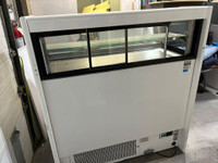 JMRGGP Series Pastry Display Cases from IGLOO-Excellent Condition-Call us now!