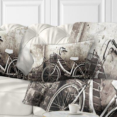 East Urban Home Photography Old Bicycle and Cracked Wall Lumbar Pillow dans Literie