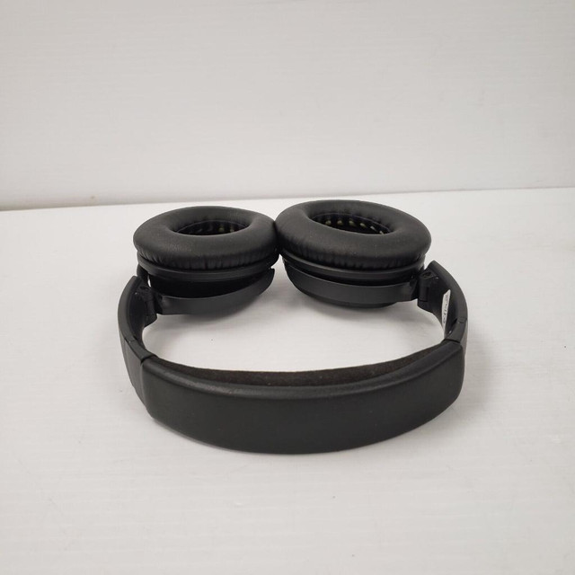 (30331-2) Bose 425948 Wireless Headphones in General Electronics in Alberta - Image 3