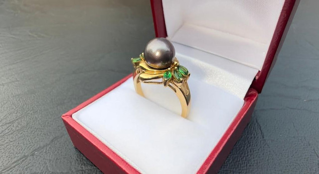 #374 - 14k Yellow Gold, Black Akoya Pearl &amp; Emerald Ring, Size 7 3/4 in Jewellery & Watches