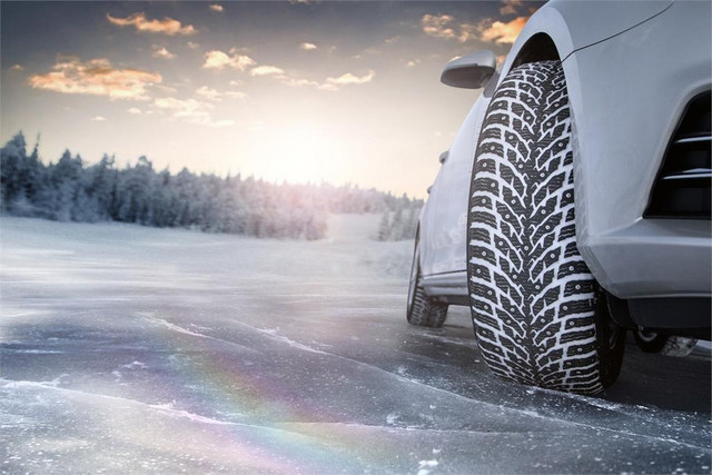 Liquidation de pneus d’hiver  NOKIAN   Cloutés/Nokian studded Winter tires  clearance in Tires & Rims in Greater Montréal
