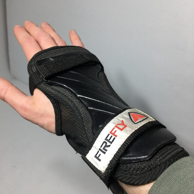 Firefly Adult Roller Skating Wrist Guards - Size XL - Pre-owned - G74VEG in Skates & Blades in Calgary - Image 2