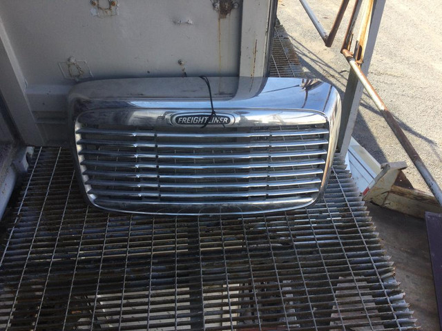(GRILLES / GRILLE)  FREIGHTLINER COLUMBIA C120 -Stock Number: H-3135 in Auto Body Parts in Ontario