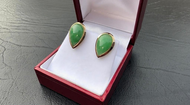 #378 - 14KT Yellow Gold, Green Apple Jade Pushback Earrings in Jewellery & Watches - Image 3