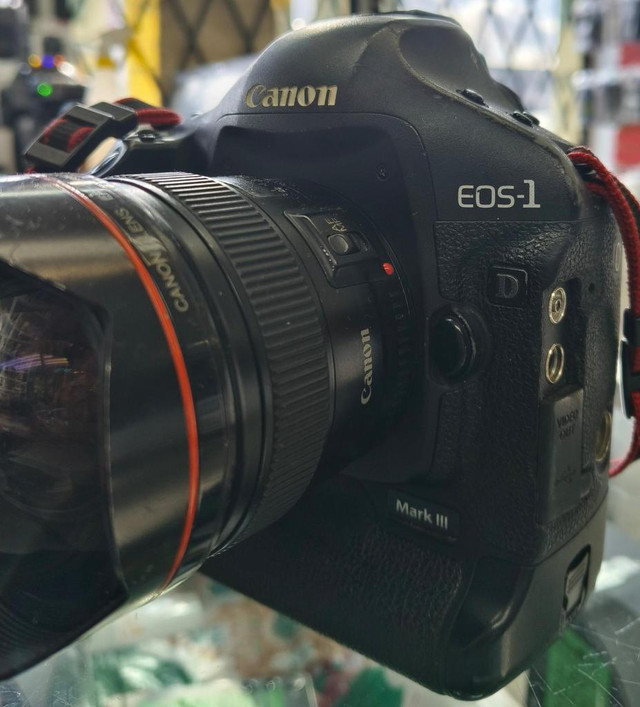EOS 1DX MKIII BODY + Canon EF 14mm F2.8 L II USM - COMES WITH 3 CANON CHARGER & 3 BATTERIES - GOOD CONDITION in General Electronics in Toronto (GTA) - Image 4