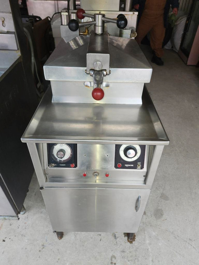 RARE*PROPANE*HENNY PENNY PRESSURE FRYER **ONLY**$3995 in Industrial Kitchen Supplies - Image 4