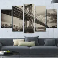 Design Art 'Manhattan Bridge' 5 Piece Wall Art on Wrapped Canvas Set in Dark Grey