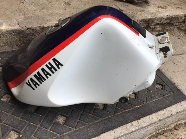 1987 Yamaha FZR PureSports FZR1000 Gas Tank in Motorcycle Parts & Accessories in Ontario - Image 3
