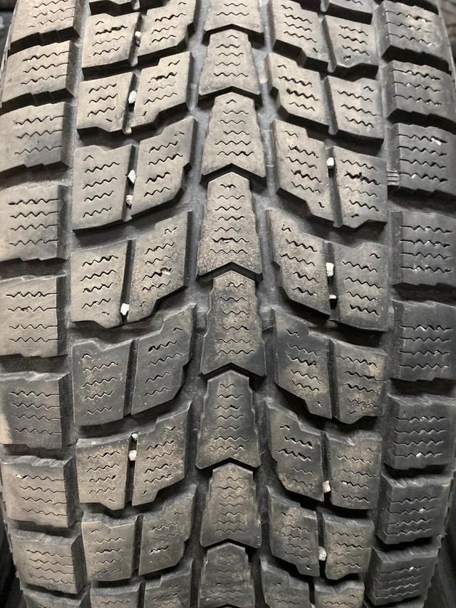 4 pneus dhiver P245/65R17 107Q Dunlop Grandtrek SJ6 44.0% dusure, mesure 8-8-8-7/32 in Tires & Rims in Québec City - Image 3