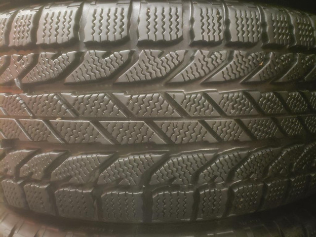 (TH49) 4 Pneus Hiver - 4 Winter Tires 215-60-16 BF Goodrich 10-11/32 - 5x114.3 - TOYOTA CAMRY in Tires & Rims in Greater Montréal - Image 4