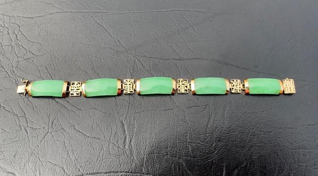 #377 - 14KT Yellow Gold, 31.43 Carat Green Apple Jade Bracelet 7.5” in Jewellery & Watches - Image 4
