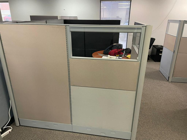 Global Boulevard Station/cubicle in Fair Condition up for sale! in Desks in Toronto (GTA) - Image 2