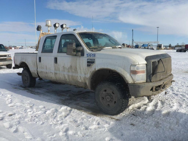 2010 Ford F350 6.8L V10 4x4 Low Km Truck For Parts Outing in Auto Body Parts in Manitoba - Image 3