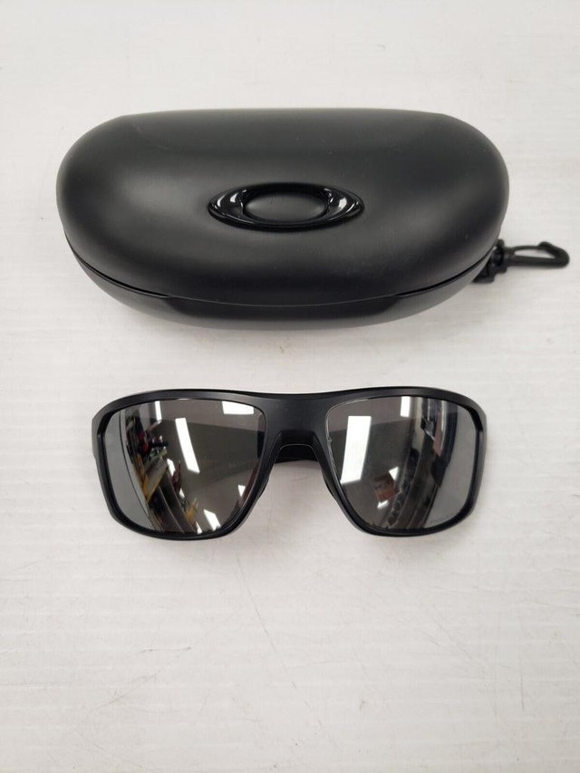 (44266-1) Oakley 009416-2464 Sunglasses in Jewellery & Watches in Alberta