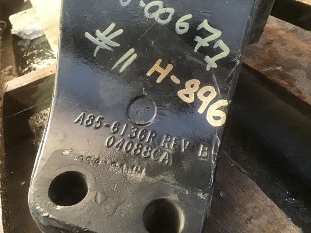 (CAB MOUNTS / SUPPORT DE CABINE)  PETERBILT 579 -Stock Number: H-896 in Auto Body Parts in British Columbia - Image 4