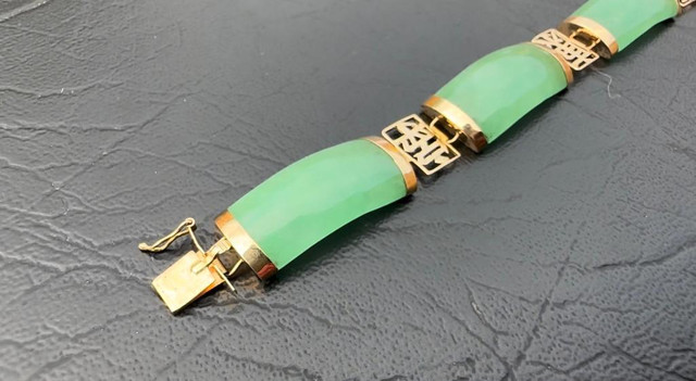 #377 - 14KT Yellow Gold, 31.43 Carat Green Apple Jade Bracelet 7.5” in Jewellery & Watches - Image 2