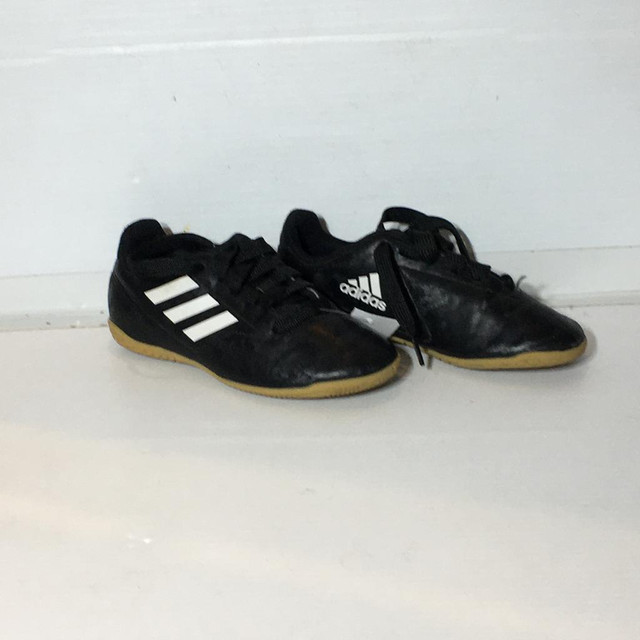 Adidas Youth Indoor Soccer Shoes - Size 1 - Pre-Owned - 6R36RS in Soccer in Calgary