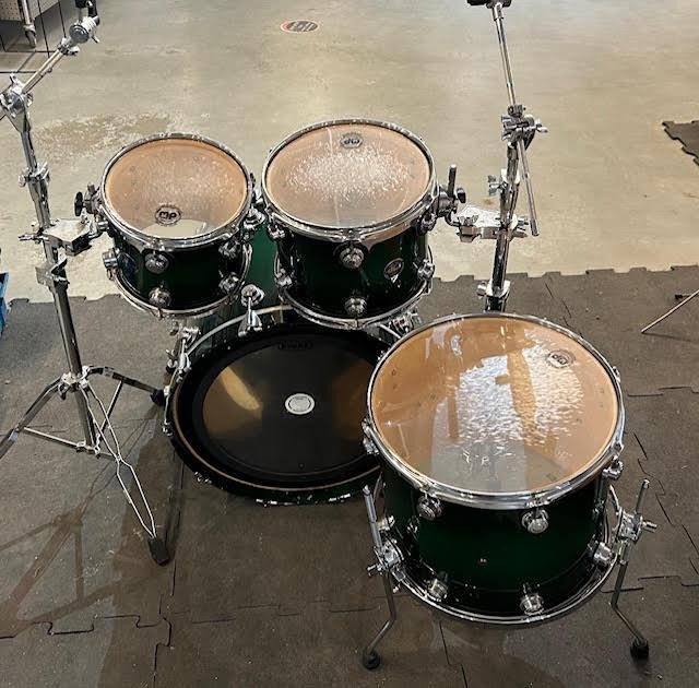 DW Pre-Collector`S 10-12-16-22 Green Fade - Used-Usagé in Drums & Percussion in Québec - Image 3