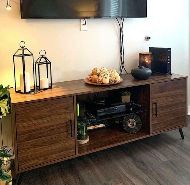 Mid Century Modern Wood TV Stand Media Console Accent Side Table Glass Shelf in TV Tables & Entertainment Units