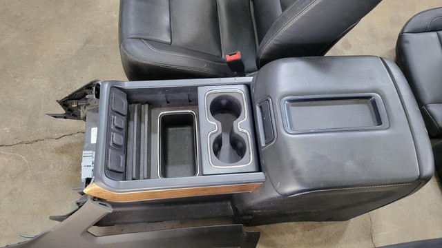 CHEVY 1500 SEATS in Auto Body Parts in Alberta - Image 4