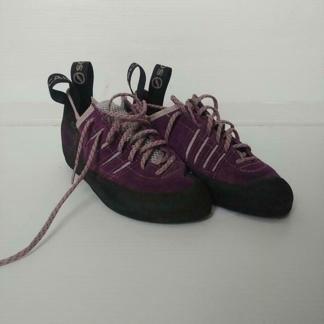 Scarpa Lace Up Climbing Shoes - Size 6 - Pre-owned - EUC9HV in Fishing, Camping & Outdoors in Calgary