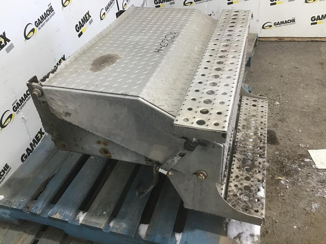 (BATTERY BOXES / COMPARTIMENT A BATTERIE)  FREIGHTLINER COLUMBIA C120 -Stock Number: H-6829 in Auto Body Parts in Alberta - Image 3
