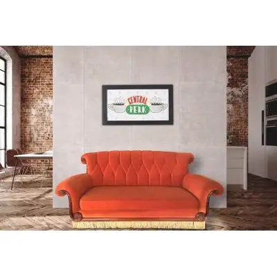 Il y a peu de meubles de télévision aussi emblématiques que le canapé central orange Friends. Mainte...