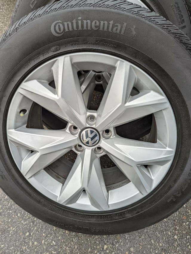 LIKE NEW VOLKSWAGON ATLAS   HIGH PERFORMANCE  CONTINENTAL  ALL SEASON TIRES     245 / 60  / 18     ON OEM  ALLOY WHEELS in Tires & Rims in Ontario - Image 2