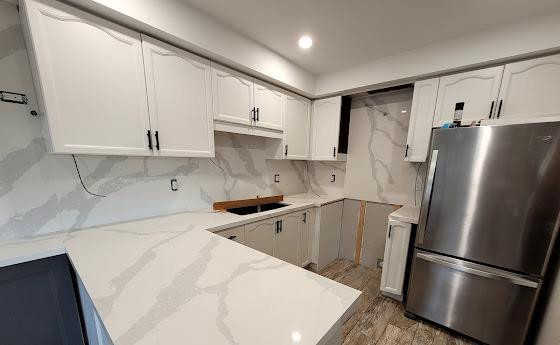 kitchen countertop and full backsplash with free sink in Cabinets & Countertops in Muskoka - Image 2
