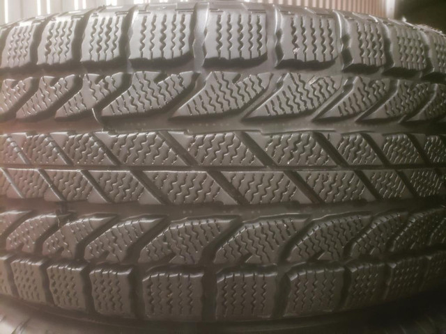 (TH49) 4 Pneus Hiver - 4 Winter Tires 215-60-16 BF Goodrich 10-11/32 - 5x114.3 - TOYOTA CAMRY in Tires & Rims in Greater Montréal - Image 2