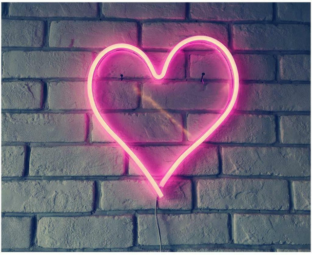 NEW LED HEART NEON WALL SIGN DECOR FMWN07 in Home Décor & Accents in Alberta - Image 4