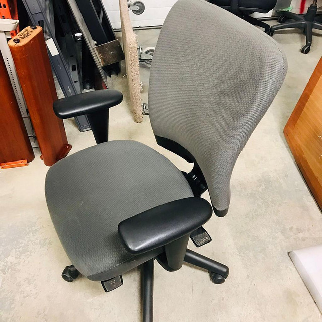 Haworth Look Chair in Excellent Condition-Call us now! in Chairs & Recliners in Toronto (GTA) - Image 3